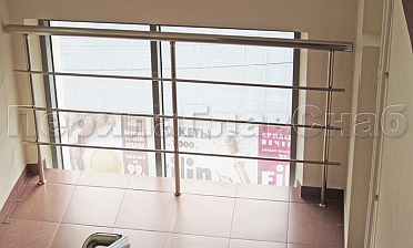 Межэтажное ограждение окна из нержавейки купить в Тюмени