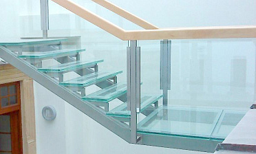 Стеклянные ступени и стеклянная площадка на лестнице купить в Тюмени