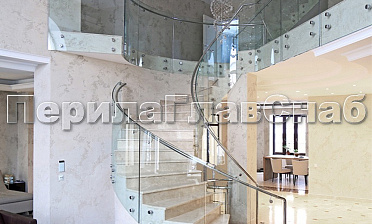 Стеклянные ограждения винтовой лестницы и баллюстрады купить в Тюмени