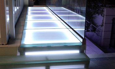 Стеклянный подиум со ступенями с подсветкой купить в Тюмени