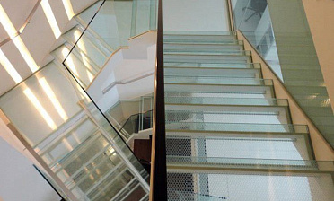 Стеклянные ступени и площадки для колодезной лестницы купить в Тюмени