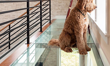 Стеклянный пол на площадке в частном доме купить в Тюмени