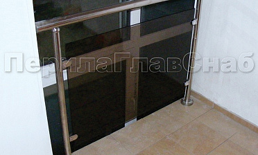 Ограждения со стеклом с крепление в пол окна на лестничной площадке купить в Тюмени