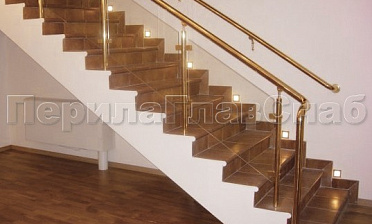 Ограждение лестницы с прозрачным стеклом, стойками и поручнем из латуни купить в Тюмени