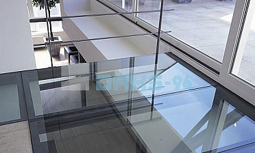 Стеклянный потолок на межэтажной площадке купить в Тюмени