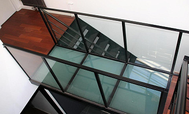Стеклянный пол для легкого перекрытия между этажами купить в Тюмени