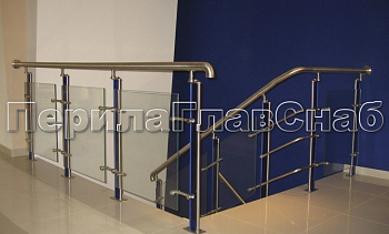 Ограждение со стойками с акриловыми вставками на спайдерных стеклодержателях в Тюмени. Готовые проекты ПерилаГлавСнаб