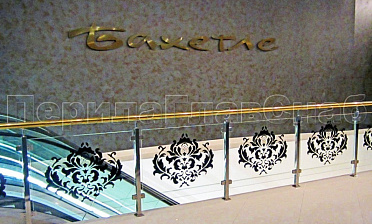 Ограждение лестницы на квадратных стойках с латунным поручнем купить в Тюмени