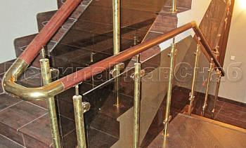 Ограждение лестницы со стеклом, тонированным в массе, стойки и завязки поручня из латуни в Тюмени. Готовые проекты ПерилаГлавСнаб