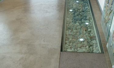 Стеклянный пол в квартиру с декоративной композицией купить в Тюмени