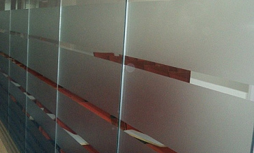 Стеклянные перегородки в офисе с закаткой пленки купить в Тюмени