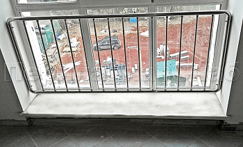 Ограждения из нержавейки экранного типа «Частокол» для окон в Тюмени. Готовые проекты ПерилаГлавСнаб