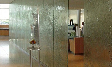Стеклянные перегородки с декоративным рельефом в офисе купить в Тюмени