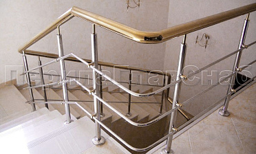 Лестничное ограждение с тремя ригелями и поручнем из латуни купить в Тюмени