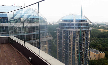 Цельностеклянные ограждения для крыш в Тюмени. Готовые проекты ПерилаГлавСнаб Цельностеклянные ограждения для крыш в Тюмени. Готовые проекты ПерилаГлавСнаб