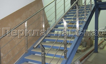 Ограждение с нестандартными нержавеющими стойками и ригельным заполнением купить в Тюмени