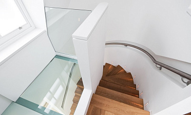 Стеклянный потолок в двухъярусной квартире купить в Тюмени