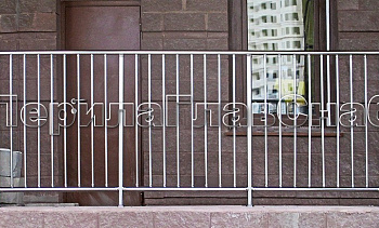 Перила на балкон с вертикальным заполнением в Тюмени. Готовые проекты ПерилаГлавСнаб