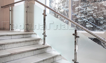 Ограждениие из нержавейки со стеклом для окон в Тюмени. Готовые проекты ПерилаГлавСнаб