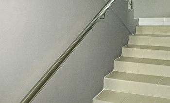 Пристенный поручень из нержавеющей стали в Тюмени. Готовые проекты ПерилаГлавСнаб Пристенный поручень из нержавеющей стали в Тюмени. Готовые проекты ПерилаГлавСнаб