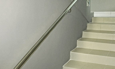 Пристенный поручень из нержавеющей стали купить в Тюмени