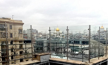 Ветрозащитное ограждение на стойках из нержавейки купить в Тюмени