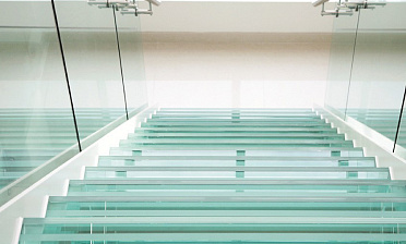 Стеклянные ступени на косоурной лестнице в доме купить в Тюмени