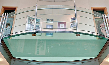 Стеклянный пол на внутреннем выступе атриума купить в Тюмени