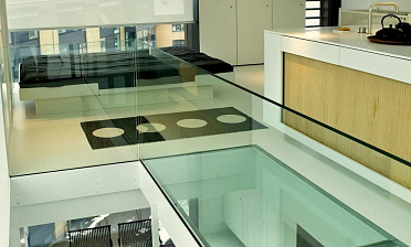 Стеклянные полы на кухне купить в Тюмени