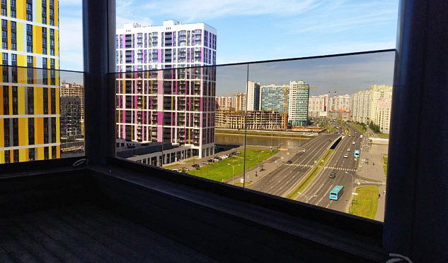  Бронзовое стекло на профиле на террасе в Тюмени. Готовые проекты ПерилаГлавСнаб