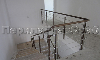 Ограждение с деревянным поручнем и стойками с деревянными вставками, с ригелями в Тюмени. Готовые проекты ПерилаГлавСнаб