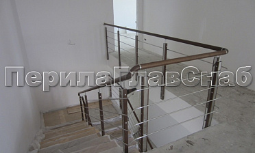 Ограждение с деревянным поручнем и стойками с деревянными вставками, с ригелями купить в Тюмени