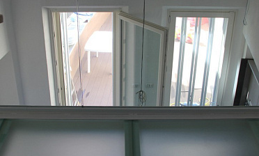 Стеклянное перекрытие из матового стекла на внутреннем балконе купить в Тюмени