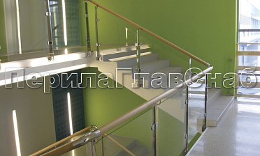 Ограждение с деревянным поручнем, стеклом и стойками купить в Тюмени