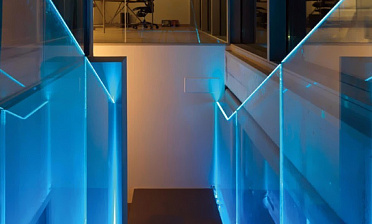 Ограждения лестниц на несущем стекле с подсветкой купить в Тюмени