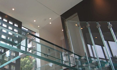 Стеклянные полы на площадке маршевой лестницы купить в Тюмени