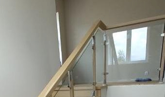 Стойки, стекло и пристенный поручень в Тюмени. Готовые проекты ПерилаГлавСнаб