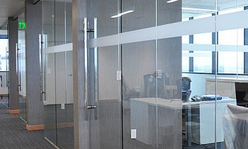 Цельностеклянные перегородки для офиса в Тюмени. Готовые проекты ПерилаГлавСнаб Цельностеклянные перегородки для офиса в Тюмени. Готовые проекты ПерилаГлавСнаб
