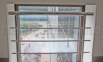 Межэтажное ограждение из нержавеющей стали с торцевым креплением для окон в Тюмени. Готовые проекты ПерилаГлавСнаб