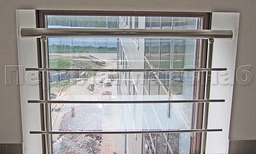 Межэтажное ограждение из нержавеющей стали с торцевым креплением для окон купить в Тюмени