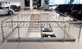 Ограждение атриума со стеклом и стойками в Тюмени. Готовые проекты ПерилаГлавСнаб