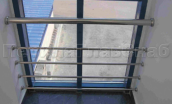 Ограждение на окнах из нержавещей трубы с ригелями в Тюмени. Готовые проекты ПерилаГлавСнаб