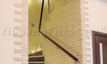 Пристенный пластиковый поручень ПВХ в Тюмени. Готовые проекты ПерилаГлавСнаб Пристенный пластиковый поручень ПВХ в Тюмени. Готовые проекты ПерилаГлавСнаб