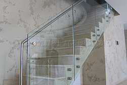 Стеклянные перила для лестниц в Тюмени. Готовые проекты ПерилаГлавСнаб - фото 21 Стеклянные перила для лестниц в Тюмени. Готовые проекты ПерилаГлавСнаб - фото 21