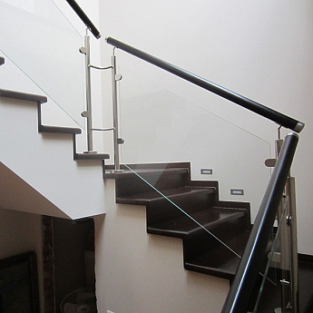 Перила из стекла с пластиковым поручнем для колодезных лестниц Перила из стекла с пластиковым поручнем для колодезных лестниц