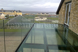 Стеклянные перила для балконов в Тюмени. Готовые проекты ПерилаГлавСнаб - фото 25 Стеклянные перила для балконов в Тюмени. Готовые проекты ПерилаГлавСнаб - фото 25