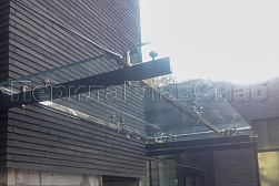 Стеклянные козырьки на спайдерах в Тюмени. Готовые проекты ПерилаГлавСнаб - фото 7