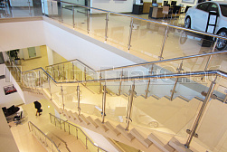 Стеклянные ограждения для торговых  и бизнес центров в Тюмени. Готовые проекты ПерилаГлавСнаб - фото 25 Стеклянные ограждения для торговых  и бизнес центров в Тюмени. Готовые проекты ПерилаГлавСнаб - фото 25