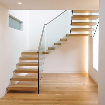 Ограждения из стекла для колодезных лестниц в загородном доме Ограждения из стекла для колодезных лестниц в загородном доме