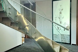 Стеклянные перила для винтовых лестниц в Тюмени. Готовые проекты ПерилаГлавСнаб - фото 7 Стеклянные перила для винтовых лестниц в Тюмени. Готовые проекты ПерилаГлавСнаб - фото 7